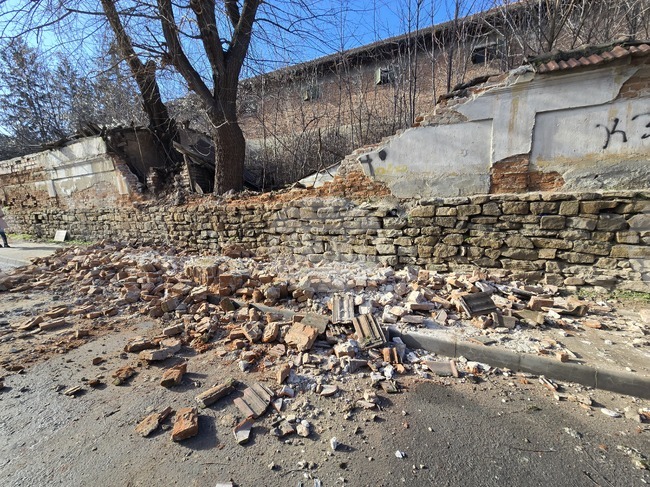 Ловеч - паднала ограда - казарма