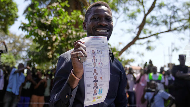 Опозиционната партия в Уганда твърди, че лидерът ѝ - Боби Уайн, е бил отвлечен от "армейски хеликоптер", ден след изборите за президент 