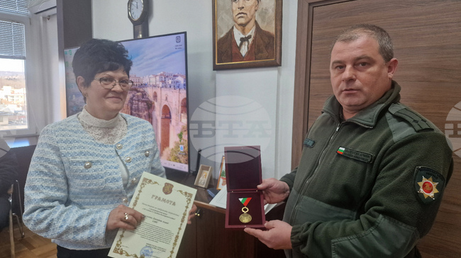 Кметът на Община Самуил Джевдет Азис е удостоен с възпоменателен медал и грамота от министъра на отбраната