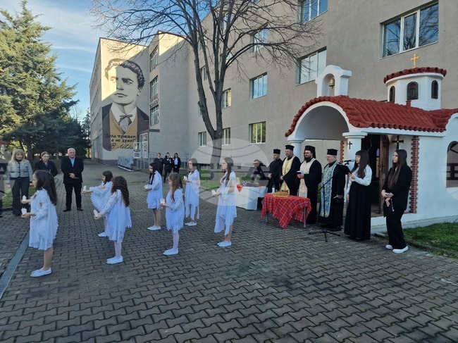  Параклис и СТЕМ кабинет откриха в Средно училище „Васил Левски“ в град Гълъбово, Старозагорско