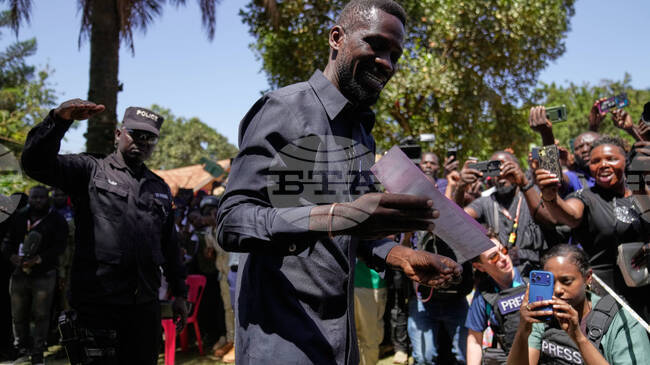 Армията в Уганда отрече твърдения, че ден след президентските избори е отвлякла кандидата на опозицията Боби Уайн