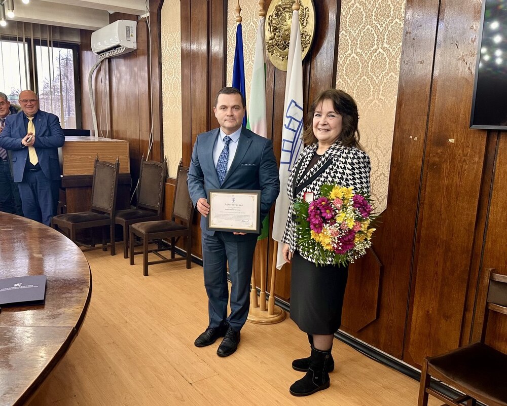 Кметът Пенчо Милков удостои с почетна значка „Русе“ дългогодишния музикален педагог Мария Плачкова