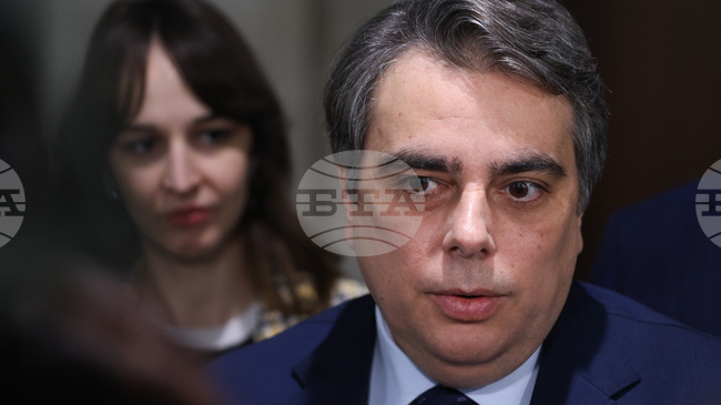 Това е ясен сигнал на президента срещу Пеевски, каза Асен Василев за връчването на третия мандат за съставяне на правителство