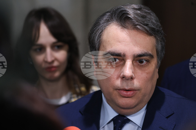 Това е ясен сигнал на президента срещу Пеевски, каза Асен Василев за връчването на третия мандат за съставяне на правителство