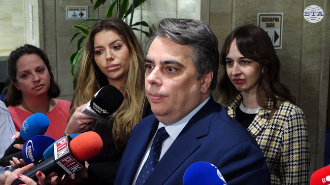 Това е ясен сигнал на президента срещу Пеевски, каза Асен Василев за връчването на третия мандат за съставяне на правителство