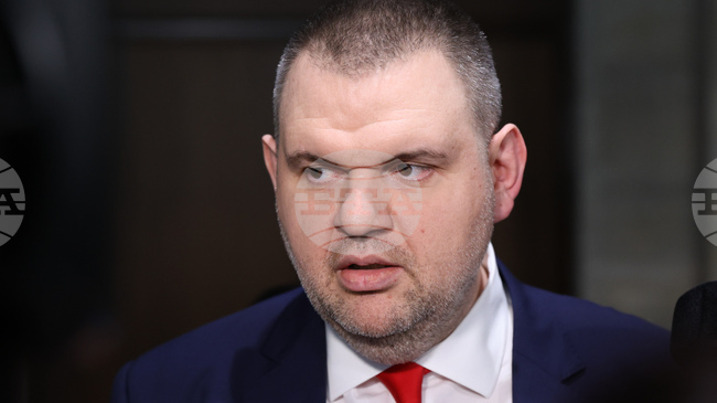 От „ДПС-Ново начало“ поискаха Румен Радев да внесе в парламента поканата на Доналд Тръмп България да се включи в Съвета за мир 