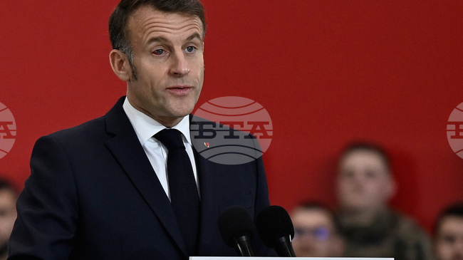 Макрон се появи със зачервено око пред френски военнослужещи и се пошегува с това