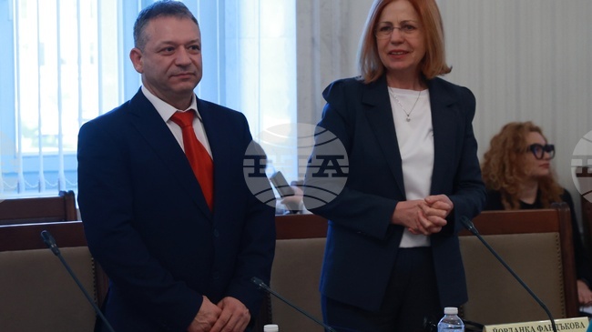 Председателят на Комисията по европейските въпроси Димитър Гърдев определи като недопустим акт атаката над посолството ни в Скопие