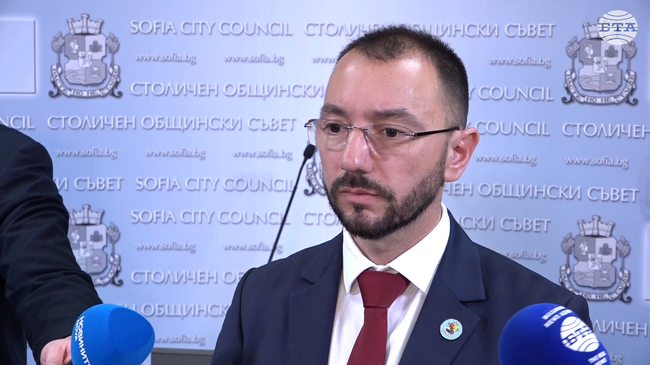 Кметът на София Васил Терзиев живее в паралелна реалност, каза по повод ситуацията с боклука в столицата общинският съветник Антон Хекимян