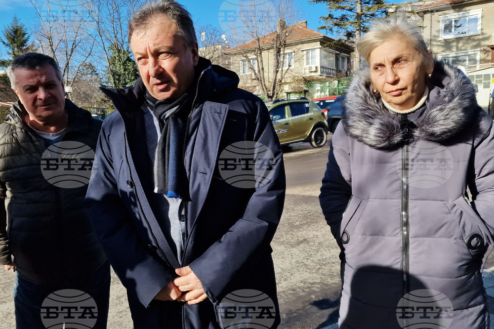 Кметът на Шумен и представители на фирмата изпълнител откриха ремонтирани участъци от ул. "Дедеагач" в квартал "Тракия"