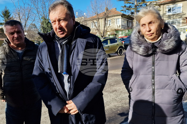 Кметът на Шумен и представители на фирмата изпълнител откриха ремонтирани участъци от ул. "Дедеагач" в квартал "Тракия"