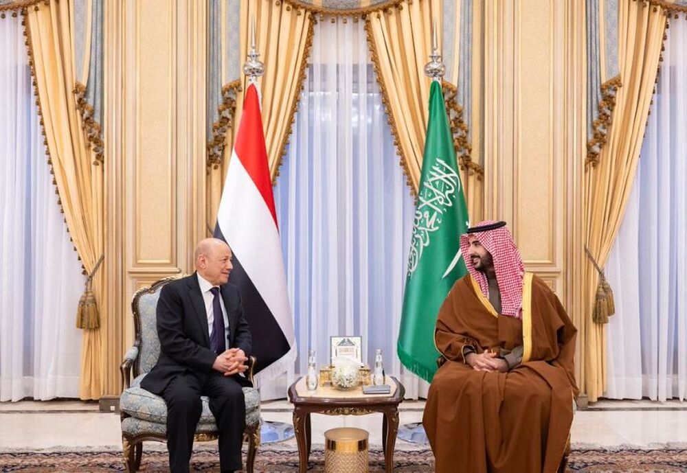 САБА: Президентът на Йемен обсъди засилване на партньорството със саудитския министър на отбраната 