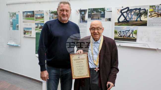 Проф. д-р Павел Павлов е удостоен с орден „Черноризец Храбър“ на Варненския свободен университет