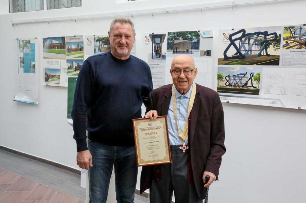 Проф. д-р Павел Павлов е удостоен с орден „Черноризец Храбър“ на Варненския свободен университет