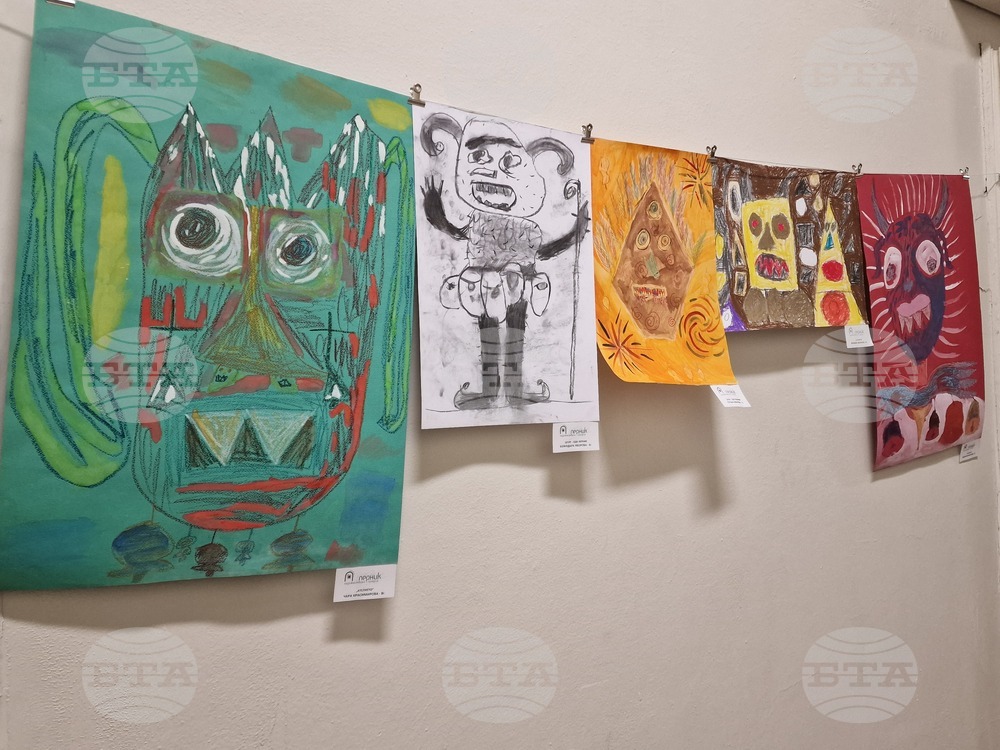 Изложбата „Сурва“ с детски рисунки гостува на пернишката библиотека „Светослав Минков“