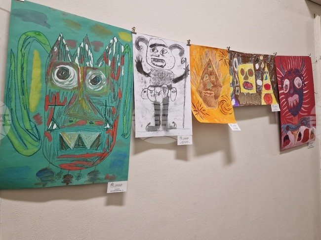 Изложбата „Сурва“ с детски рисунки гостува на пернишката библиотека „Светослав Минков“