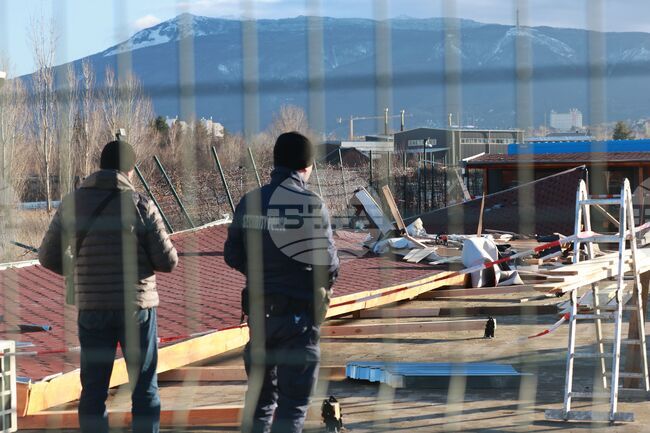 Столица - инцидент - срутен навес