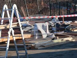 Столица - инцидент - срутен навес