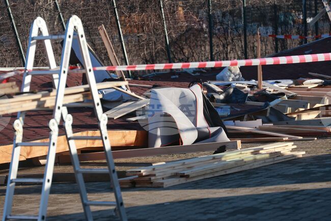 Мъж на 24 години е загинал, а други двама души са ранени при срутване на хале в София 