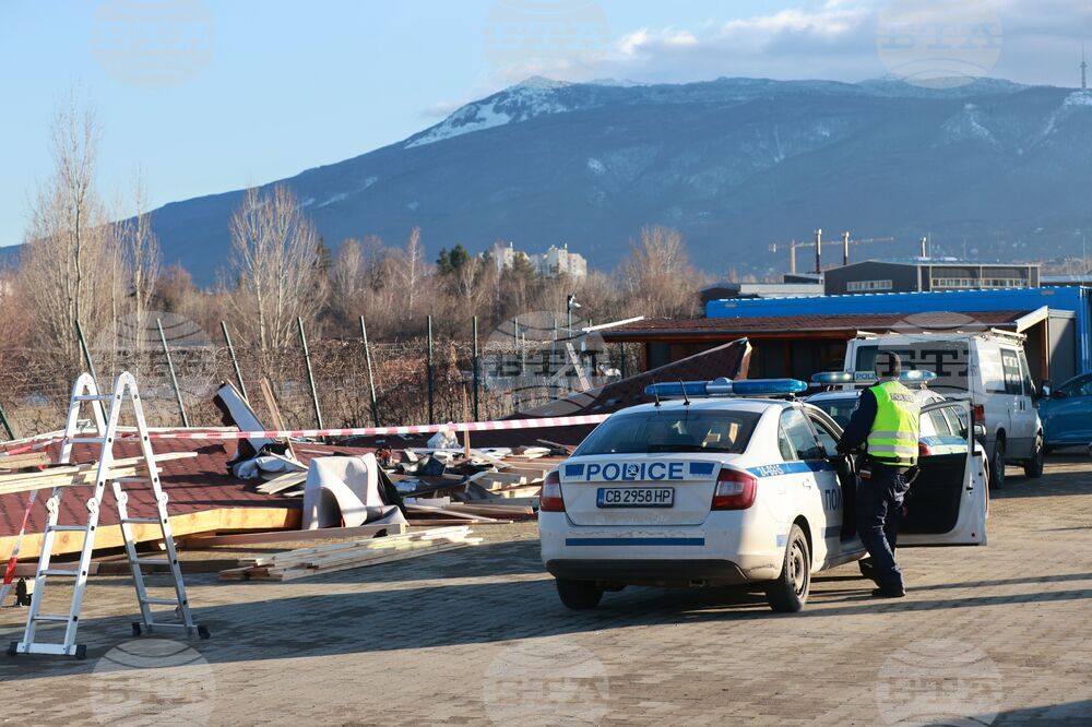 Столица - инцидент - срутен навес