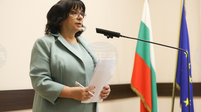 Правителството ще приложи по-благоприятния за българите режим и ще индексира еднократно възнагражденията на служителите в бюджетната сфера с 5 процента, каза министър Теменужка Петкова