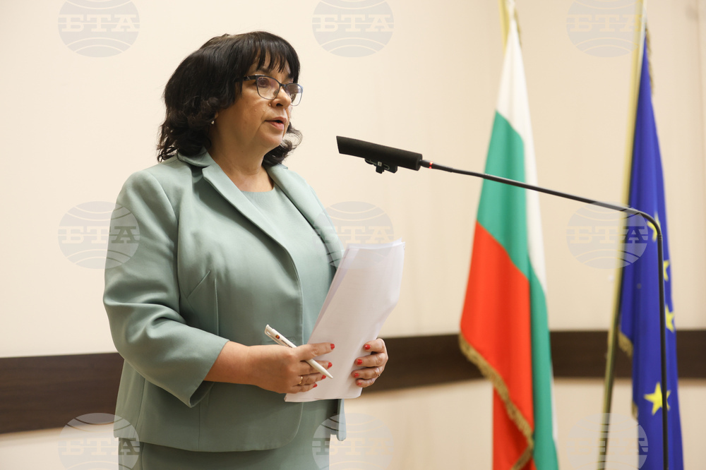 Правителството ще индексира еднократно възнагражденията на служителите в бюджетната сфера с 5 процента, каза министър Теменужка Петкова