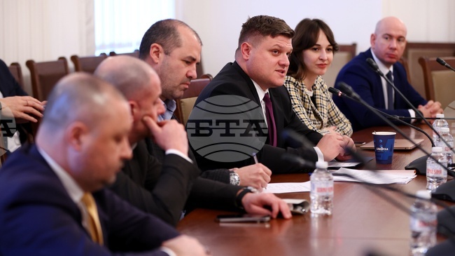 В Комисията за българите извън страната бяха представени „На мегдана на другата България“ и отчетът на Агенцията за българите в чужбина