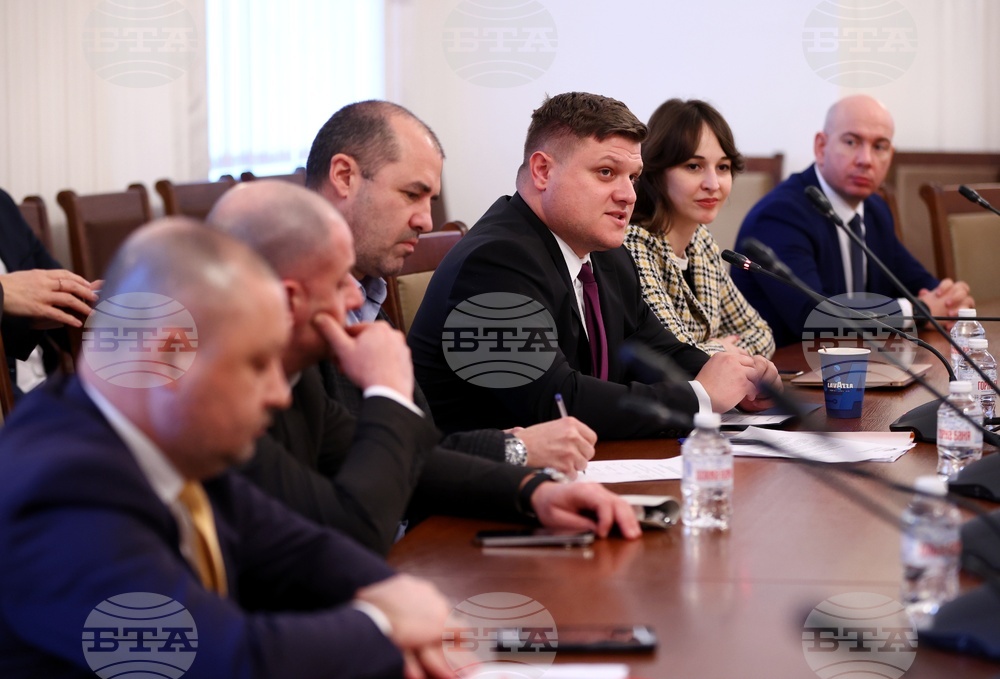 В Комисията за българите извън страната бяха представени „На мегдана на другата България“ и отчетът на Агенцията за българите в чужбина