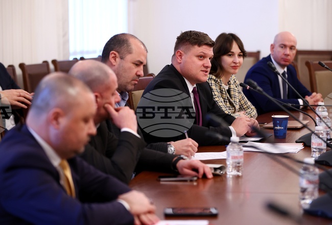 В Комисията за българите извън страната бяха представени „На мегдана на другата България“ и отчетът на Агенцията за българите в чужбина