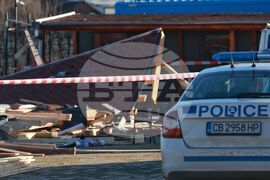 Столица - инцидент - срутен навес