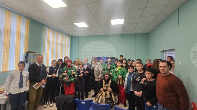 Ученици от Бургас и Банско се запознаха с местния обичай Сурова в село Дивотино, като гостуваха на училище „Св. св. Кирил и Методий“