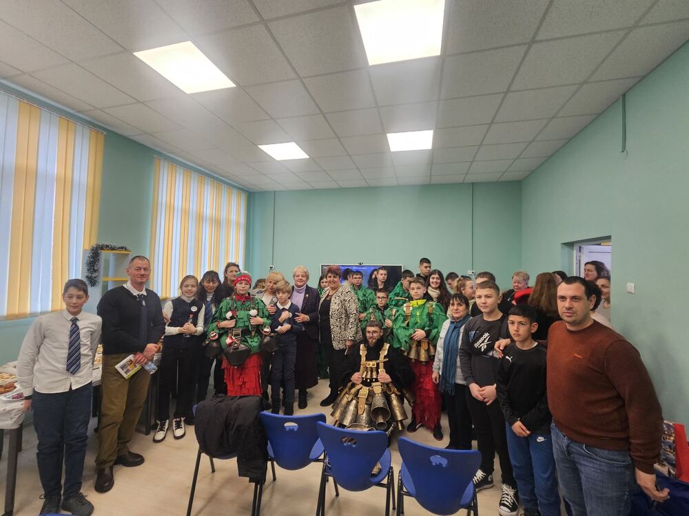 Ученици от Бургас и Банско се запознаха с местния обичай Сурова в село Дивотино, като гостуваха на училище „Св. св. Кирил и Методий“