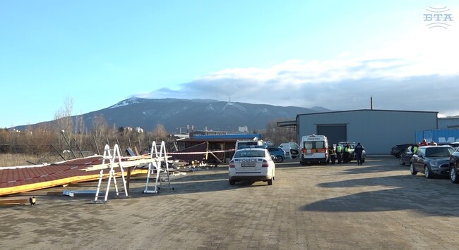 Мъж на 24 години е загинал, а други двама души са ранени при срутване на хале в София