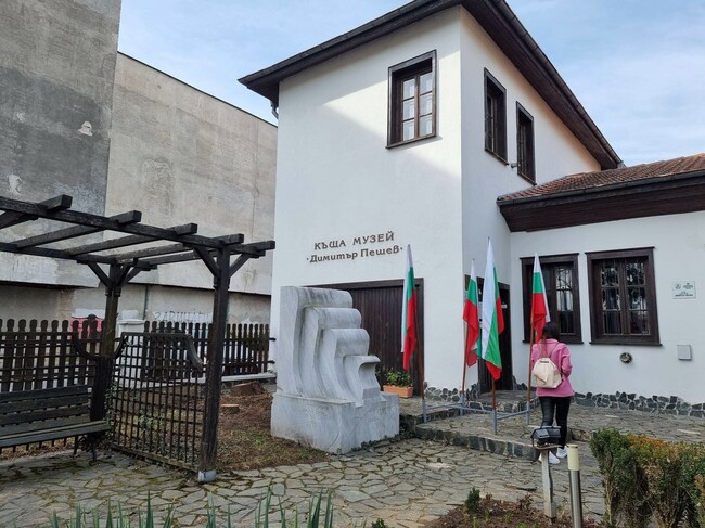 Изложба живопис и графика на Станислав Божанков, озаглавена "За болката" (Eдна трудна колекция), ще бъде открита в къщата музей "Димитър Пешев"