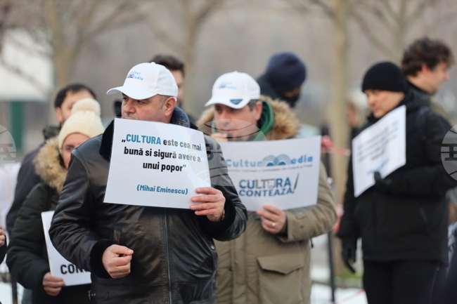 Хиляди хора искат в петиция уволнението на румънския министър на културата Андраш Деметер; протестите в сектора продължават вече седмица