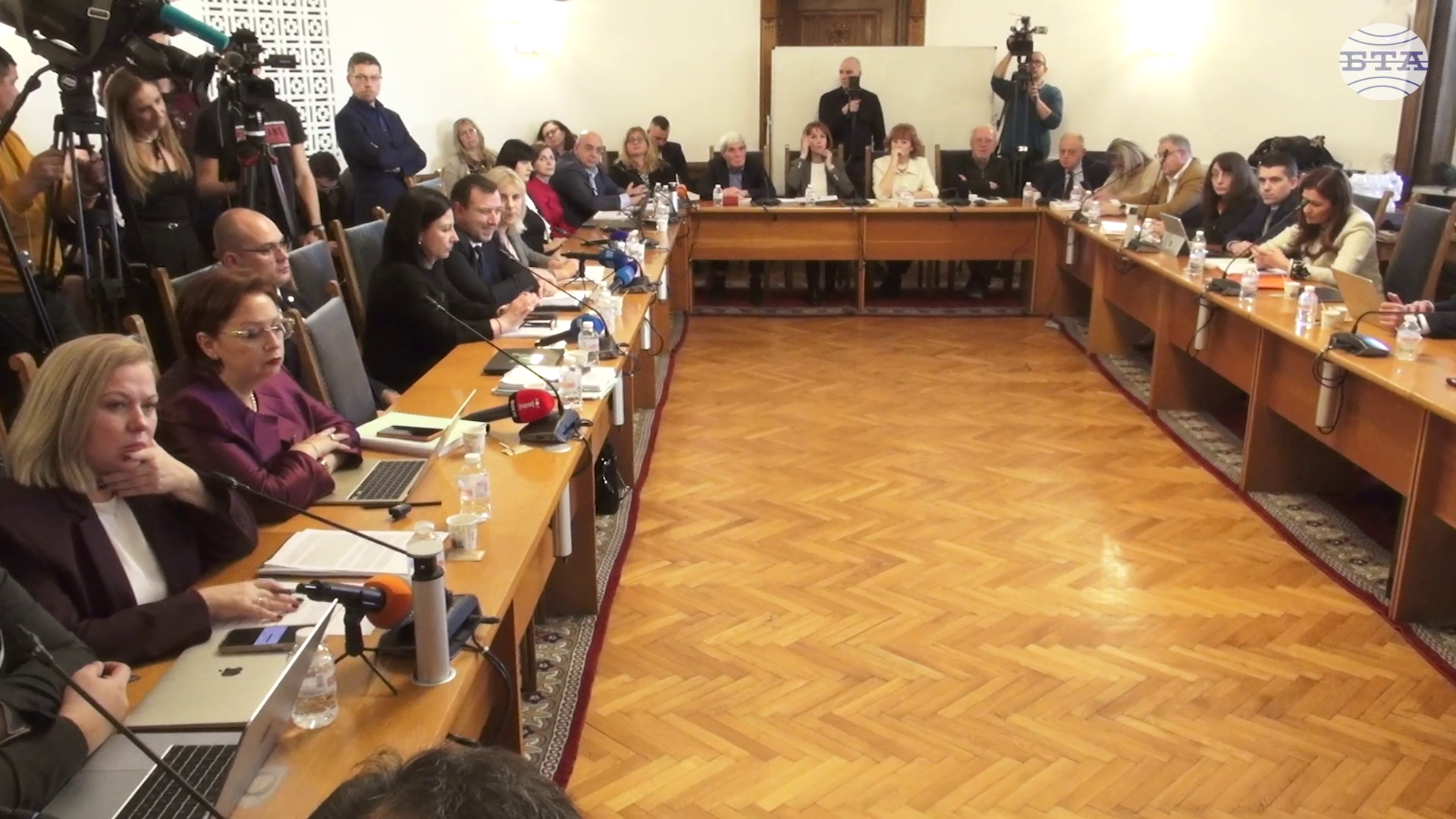 В правната комисия депутатите обсъждат на второ четене общ законопроект за промени в Изборния кодекс