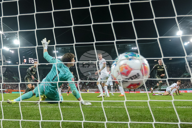 С 10 души Унион (Берлин) се добра до равенство при гостуването си на Аугсбург в Бундеслигата