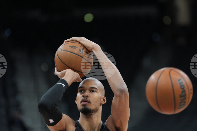 Bucks Spurs Basketball