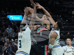 Bucks Spurs Basketball