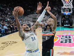 Bucks Spurs Basketball