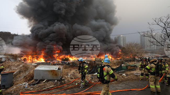 Автобус се вряза в сграда в Сеул, има ранени; близо 260 души бяха евакуирани след пожар на друго място в южнокорейската столица