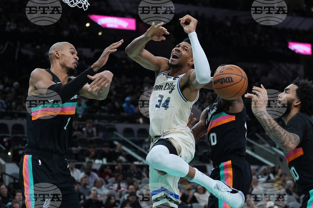 APTOPIX Bucks Spurs Basketball