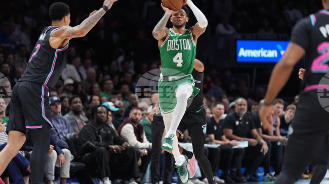 Бостън победи Маями с 39 точки от Анфърни Саймънс в мач от НБА