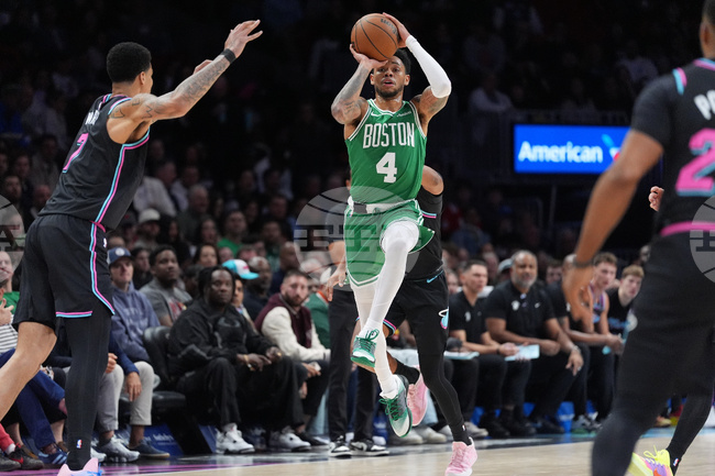 Бостън победи Маями с 39 точки от Анфърни Саймънс в мач от НБА