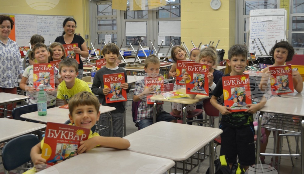 Осигуряването на безплатни учебници за българските училища в чужбина обсъдиха членове на Асоциацията на българските училища в чужбина с МОН