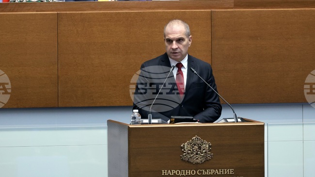 Държавата не организира търговски полети, трафикът зависи от икономическия интерес, заяви Гроздан Караджов 