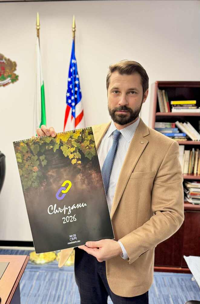 Генералният консул на България в Чикаго Светослав Станков подпомогна инициативата „Не си сам“