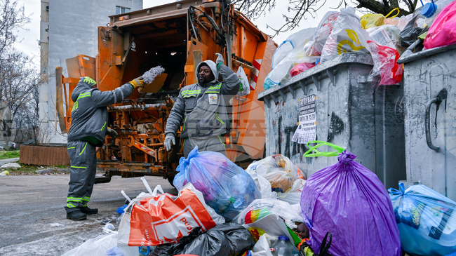 Над 377 тона отпадъци са извозени за ден от трите най-засегнати района на София; работата по сметопочистването продължава