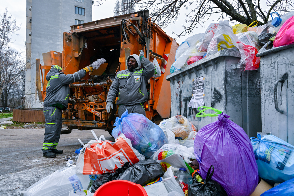 Над 377 тона отпадъци са извозени за ден от трите най-засегнати района на София; работата по сметопочистването продължава