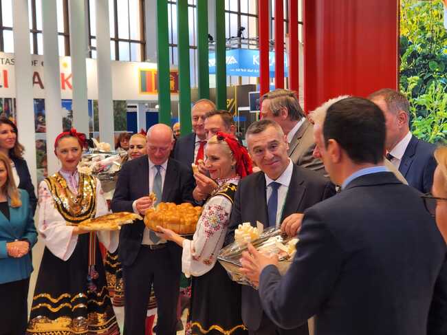 Министър Георги Тахов откри българския щанд на юбилейното 100-о издание на „Зелена седмица“ в Берлин